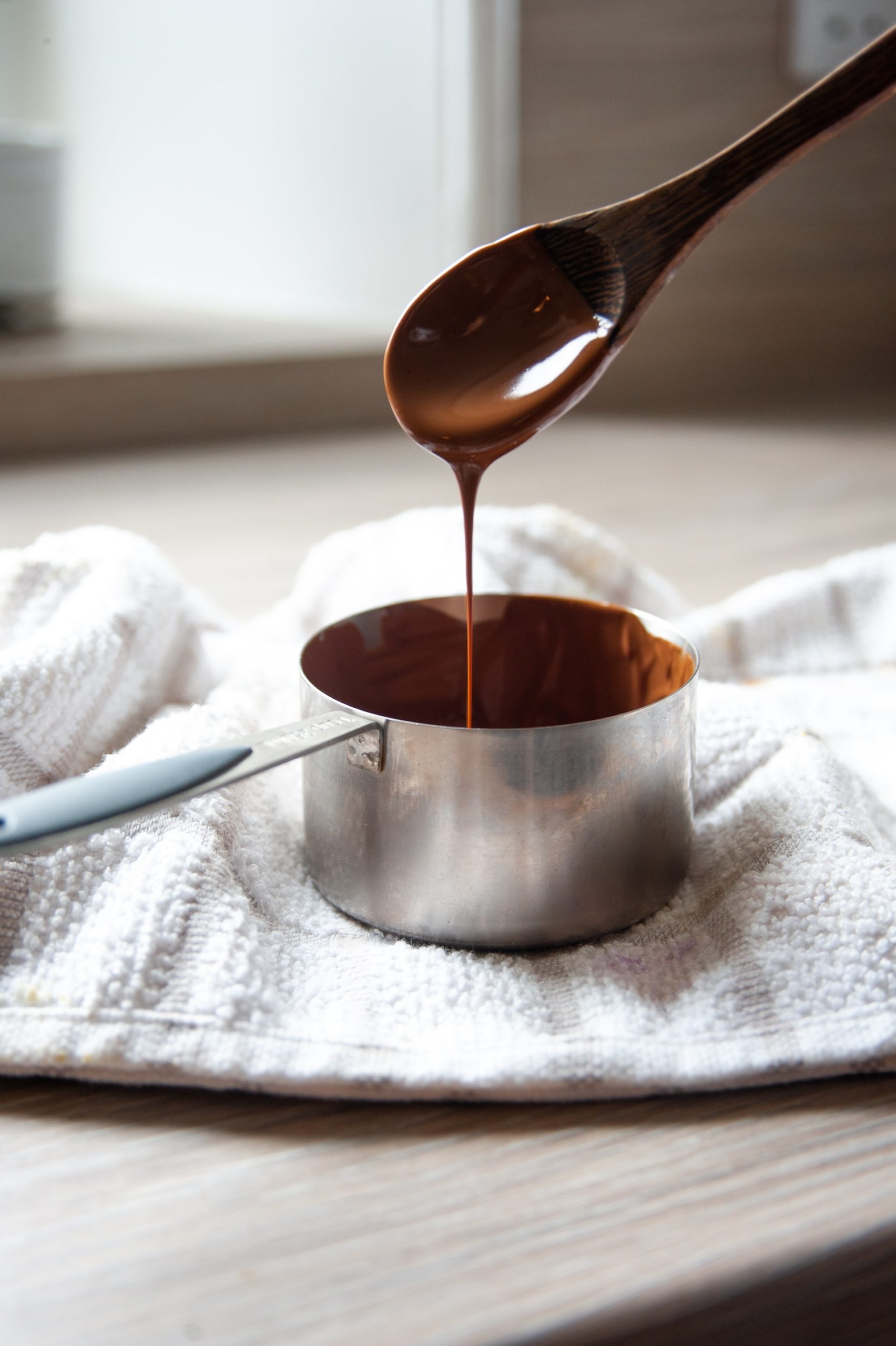 Smeltet chokolade overtræk til veganske romkugler mixet med mums chokoladekage – du vælger om den skal være glutenfri, vegansk eller kun med frugtsukker