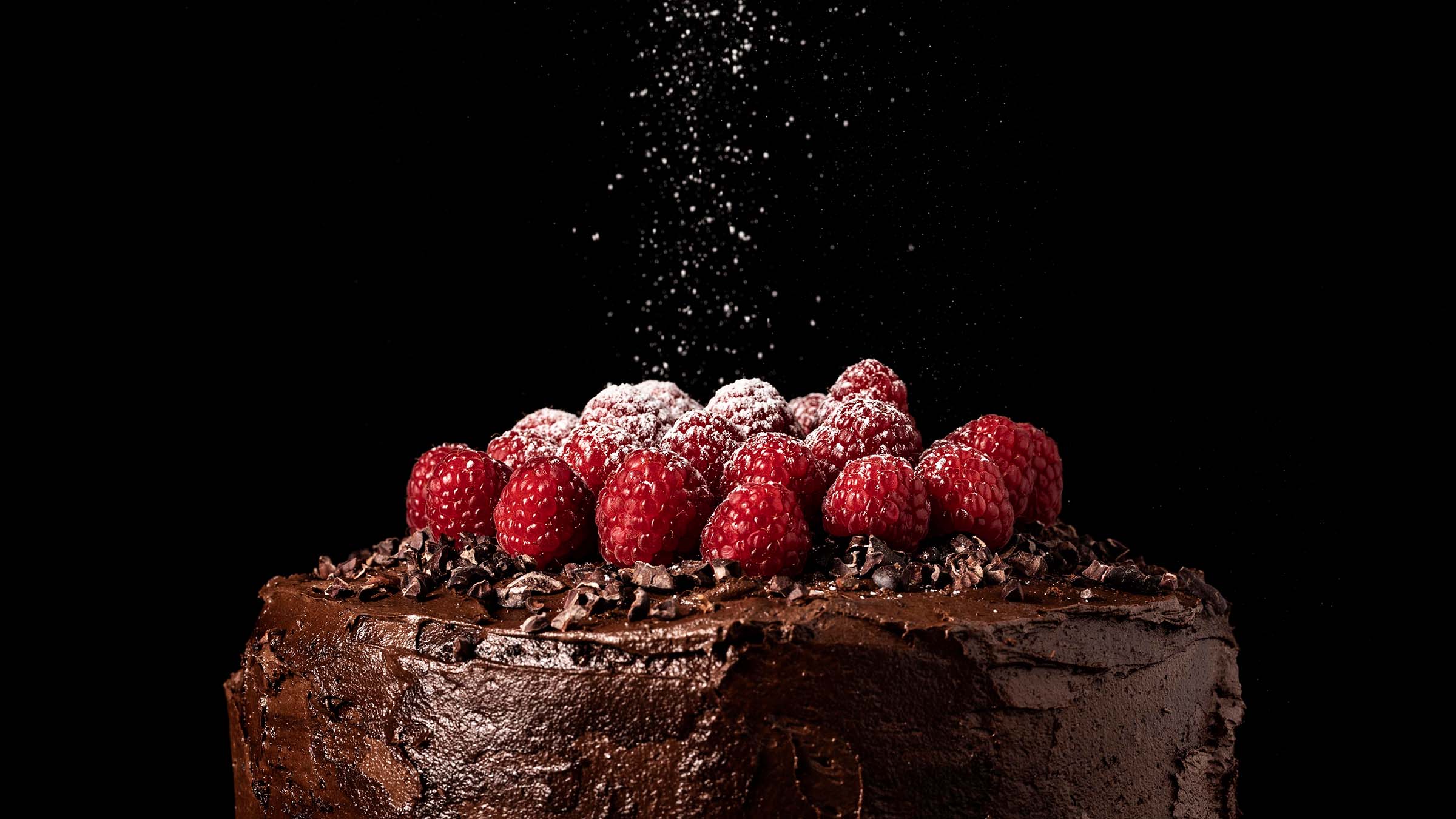 Chokoladekage med topping, nutella, revet chokolade og hindbær
