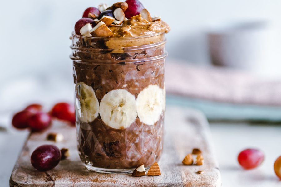 Lækker Chokolade grød - kolde overnight oats, sund morgenmad, sød som dessert, sat i køleskabet